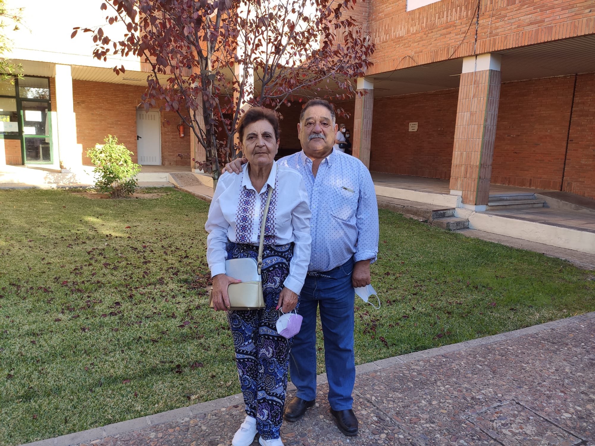 Luis Merchán junto a su mujer en la sede de la Universidad de Mayores en Badajoz