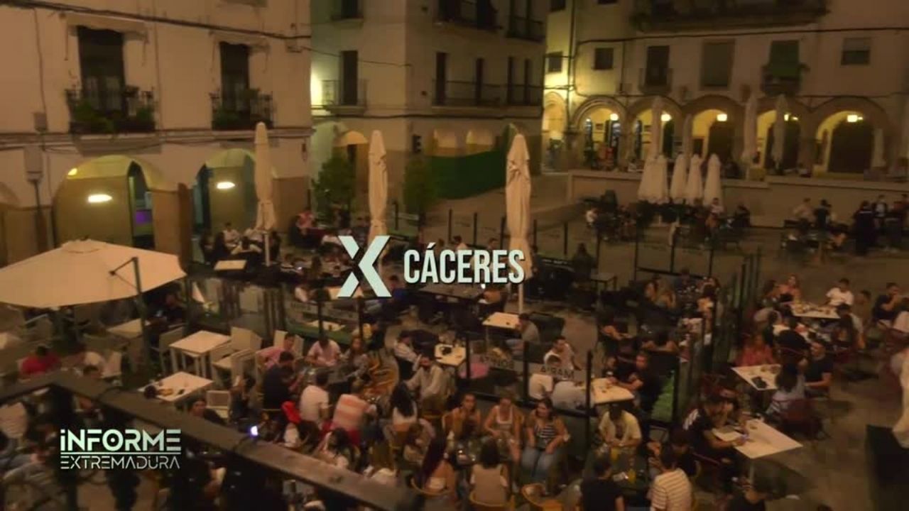 plaza mayor de Cáceres una noche de jueves