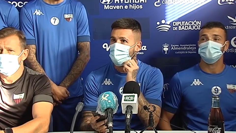 Juagdor del Extremadura leyendo comunicado