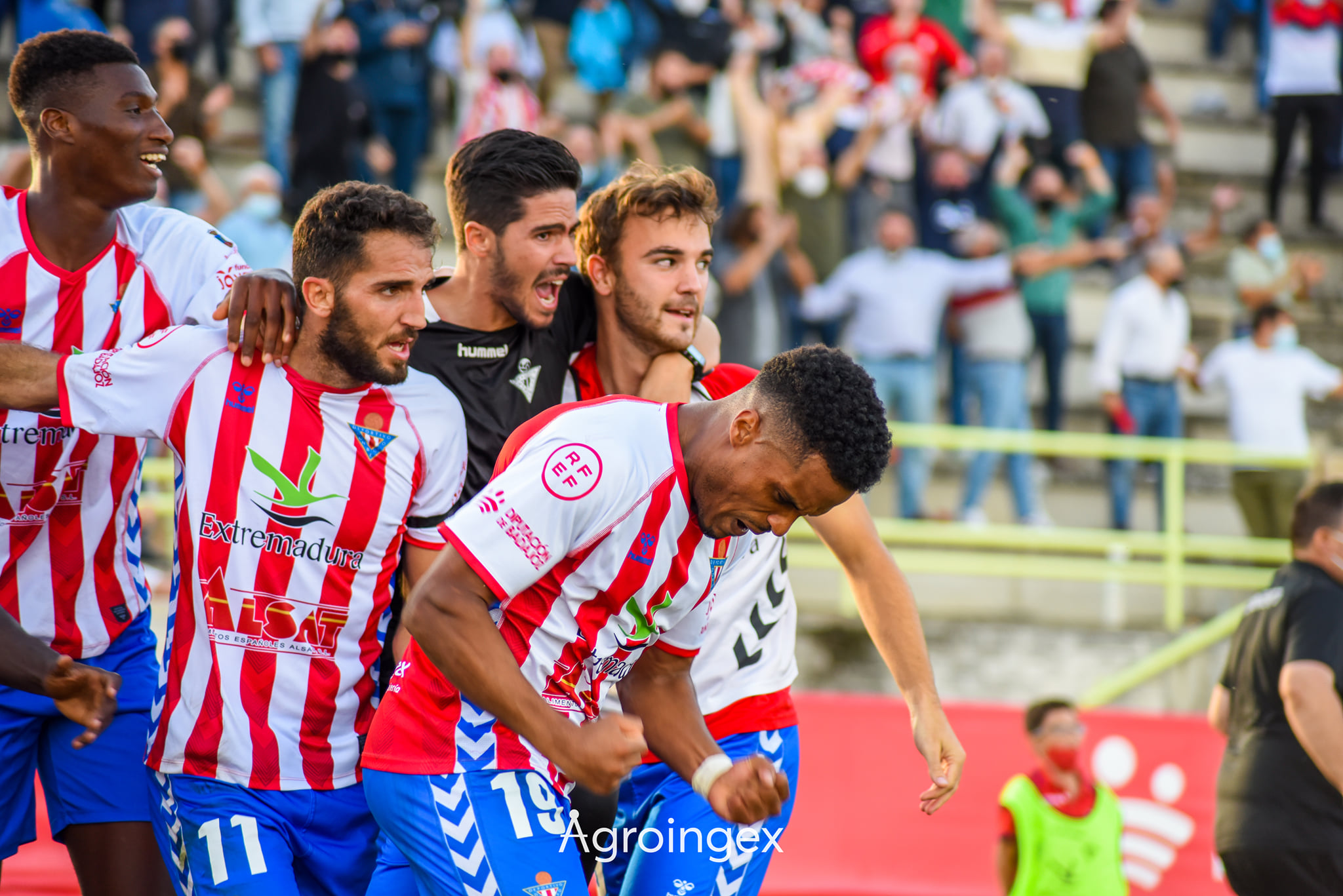 La plantilla del Don Benito celebra el 2-2 ante el Mérida