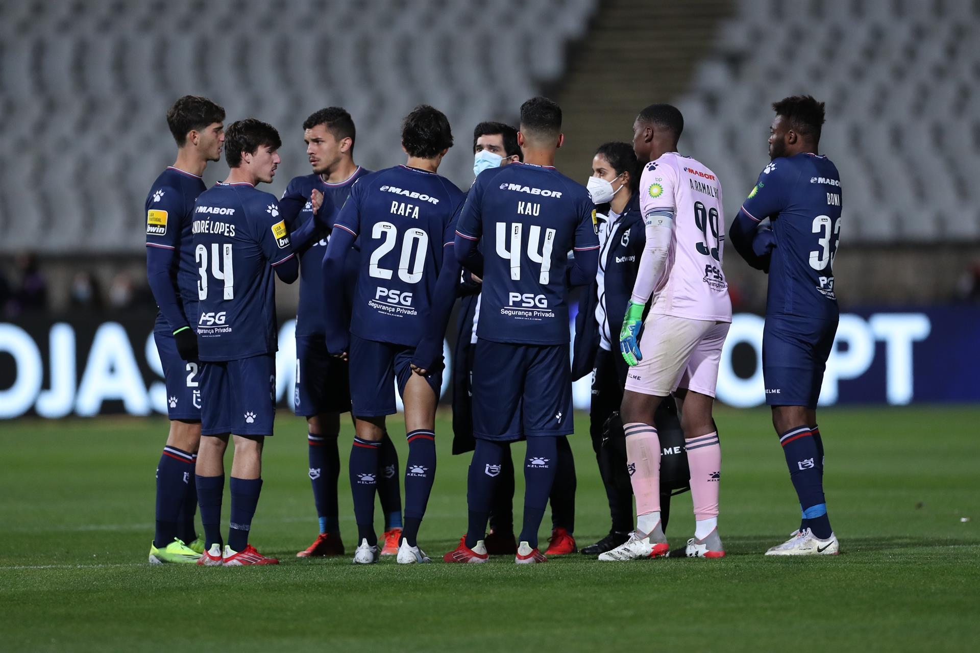 Los jugadores del Belenenses reaccionan tras el partido de fútbol de la Primera Liga portuguesa entre Belenenses SAD vs Benfica, en el Estadio Nacional, en Oeiras, cerca de Lisboa, Portugal, el 27 de noviembre de 2021. El partido entre Belenenses SAD y el Benfica acabó en el minuto 48, ya que los belenenses se quedaron sin el mínimo de jugadores, tras empezar con sólo nueve, por un brote de covid-19.