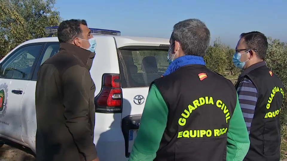 Equipo Roca hablando con un agricultor