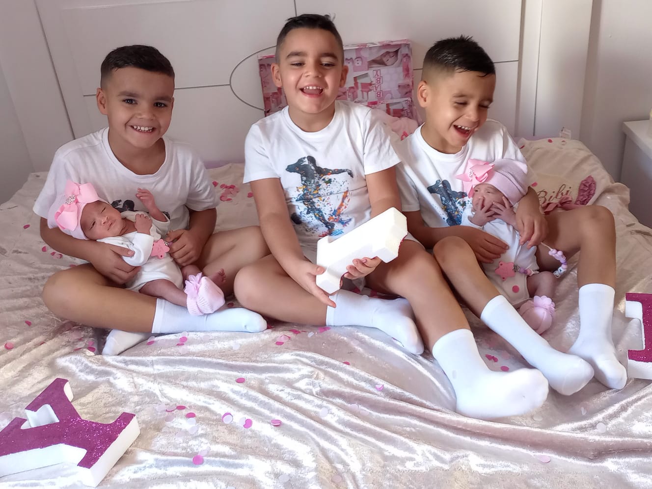 Trillizos prematuros posando con sus hermanas mellizas, también prematuras