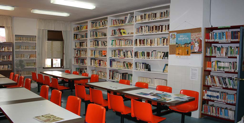 Sala principal de la biblioteca 'Rafael Alberti' de Piornal.