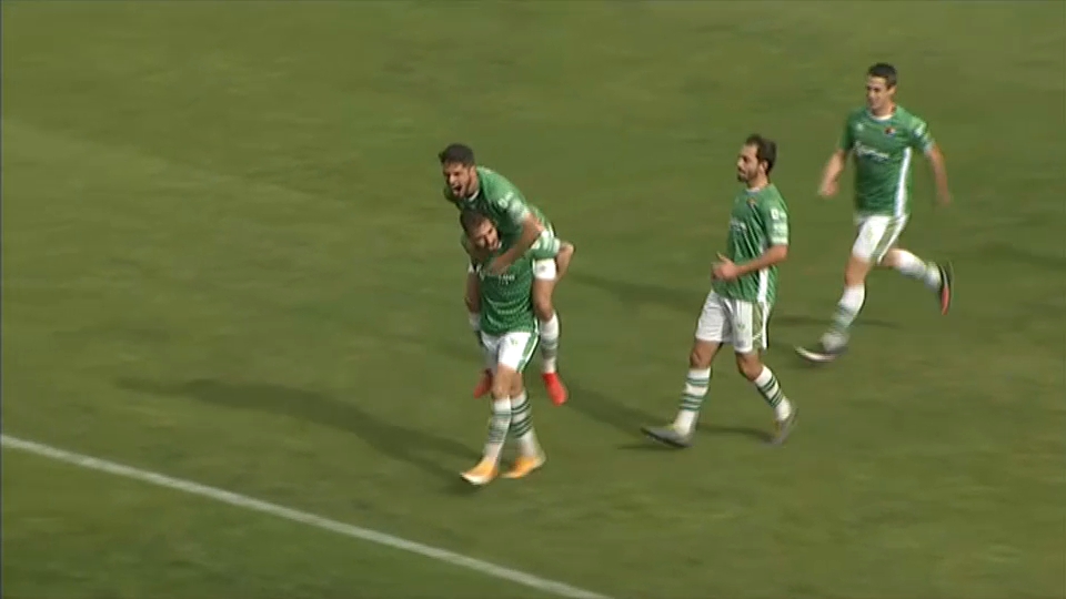 Los jugadores del Cacereño celebran el gol de Espinosa ante el Montijo