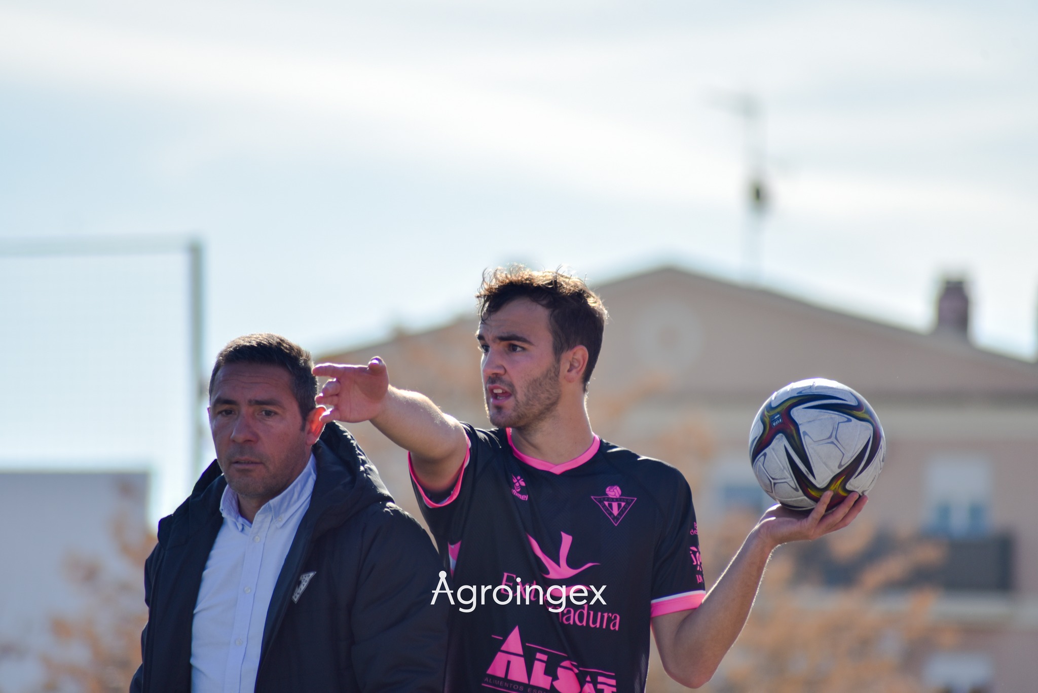 Juan Carlos Gómez, ya ex técnico del Don Benito, en su último partido en Montijo.