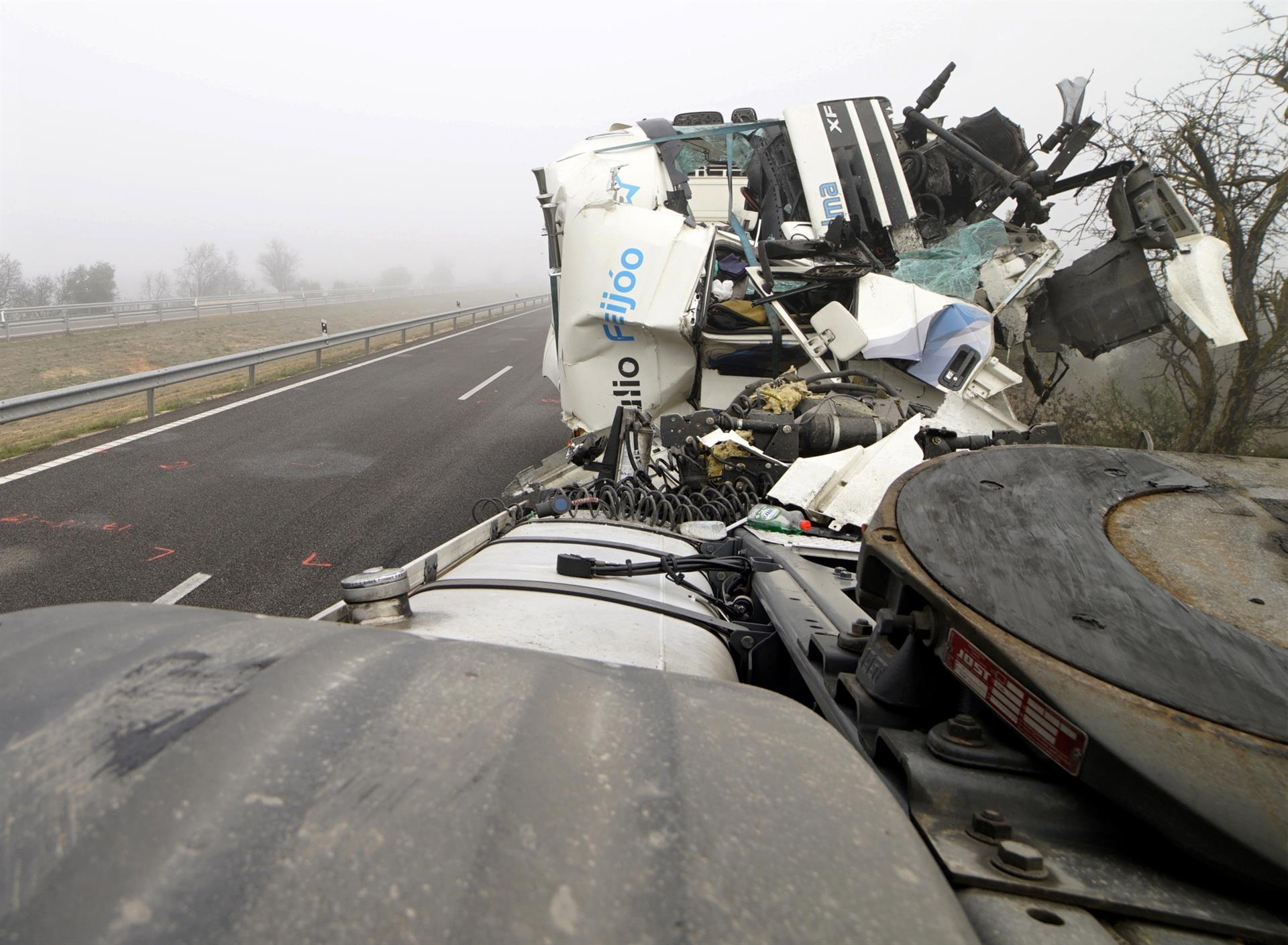 Un accidente de tráfico múltiple entre una veintena de vehículos ocurrido esta madrugada en la autopista AP-2 a la altura del municipio de Castelldans (Lleida), ha provocado el fallecimiento de tres personas -una menor de edad- y nueve heridas, una de ellas también menor de edad que se encuentra en estado crítico.