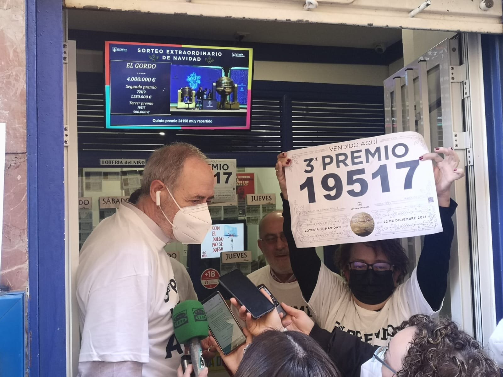 Loteros celebrando el millón de euros repartidos con el 19517