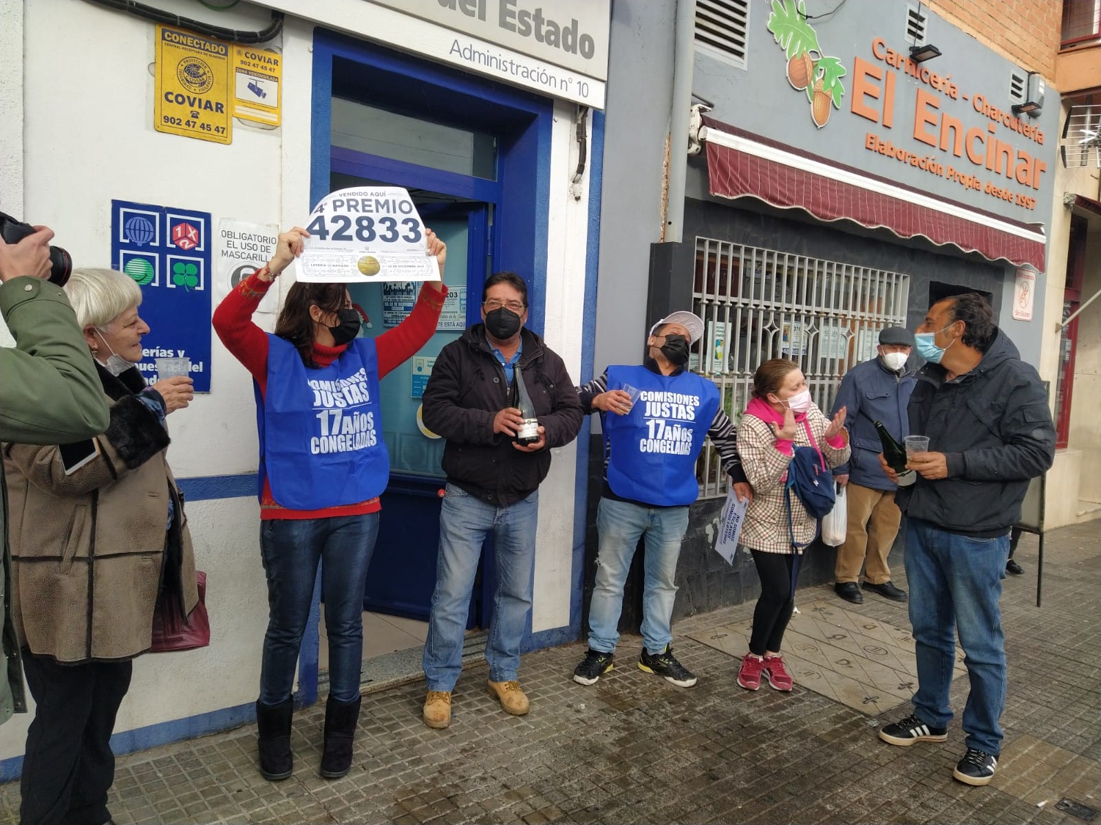 Lotera celebrando el décimo vendido del 42833 en Cáceres