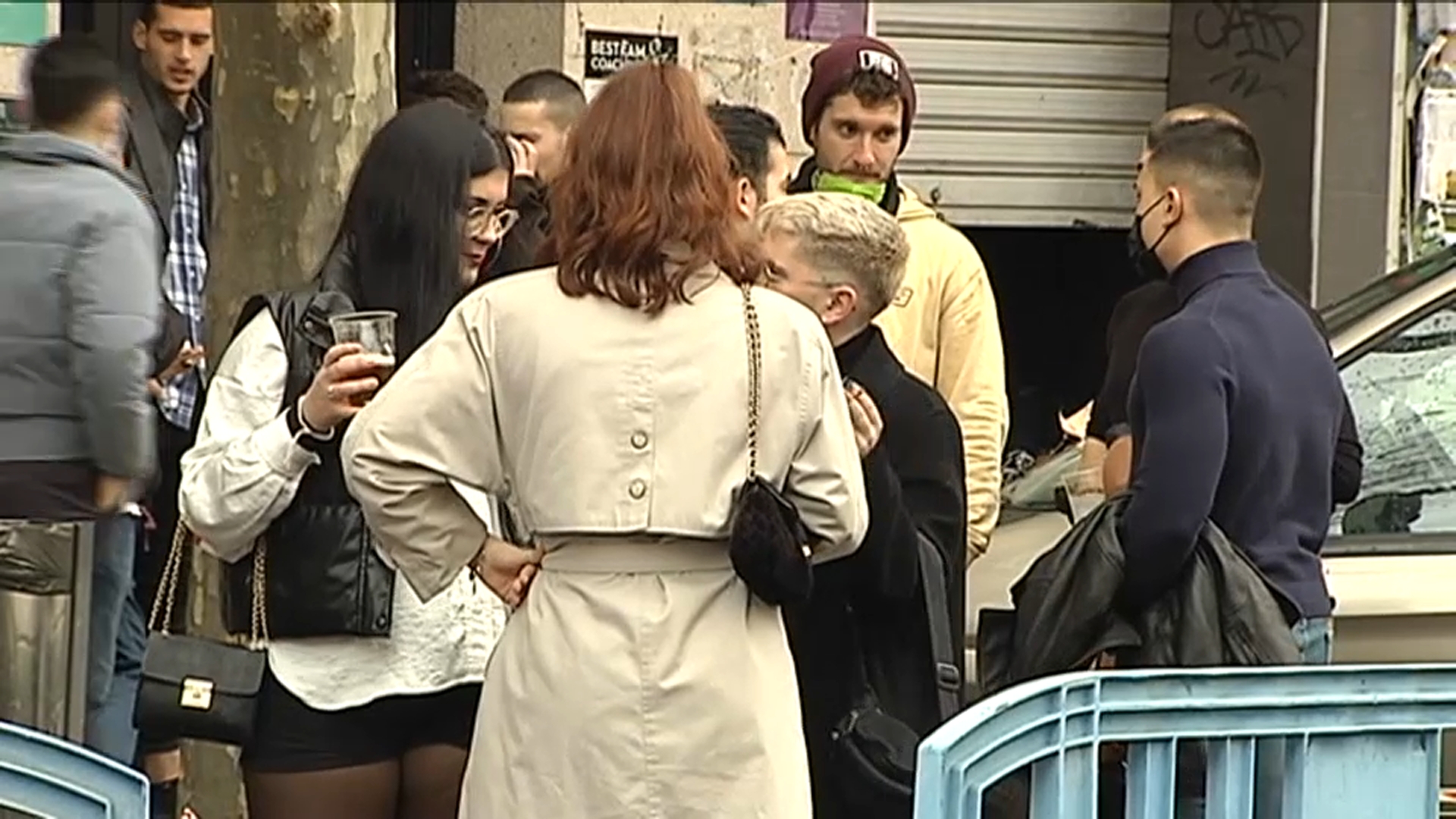 Jóvenes de cañas en Cáceres