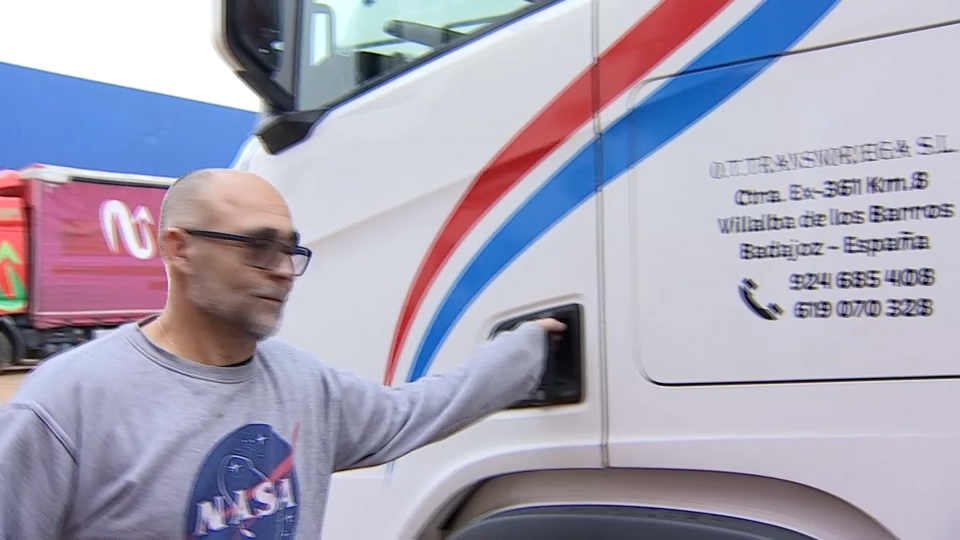 Tino Galán, transportista junto a su camión en Almendralejo.