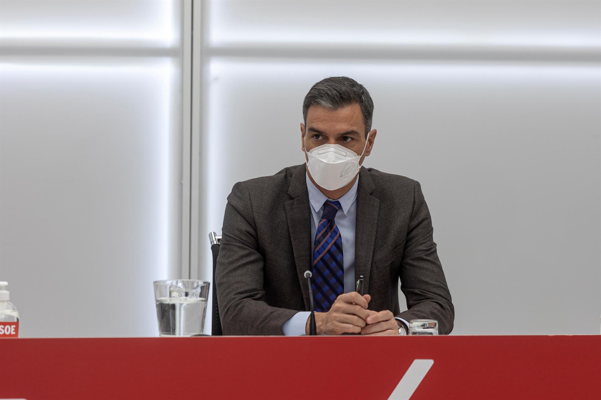 Reunión de Pedro Sánchez y el equipo económico del gobierno sobre reforma laboral, este lunes en la sede del PSOE en la calle Ferraz, en Madrid. 