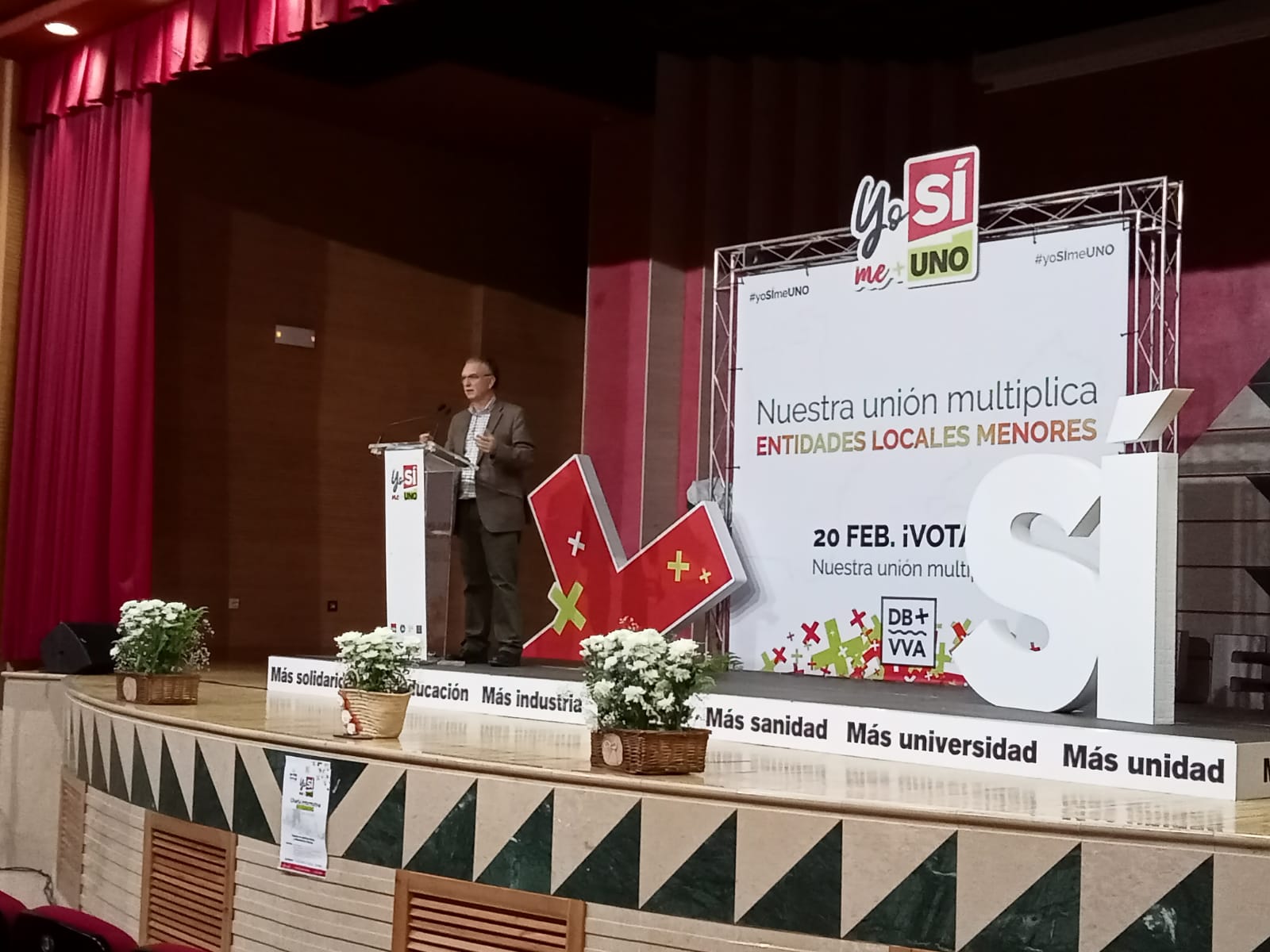 El alcalde de Don Benito, haciendo campaña por la unión con Villanueva de la Serena