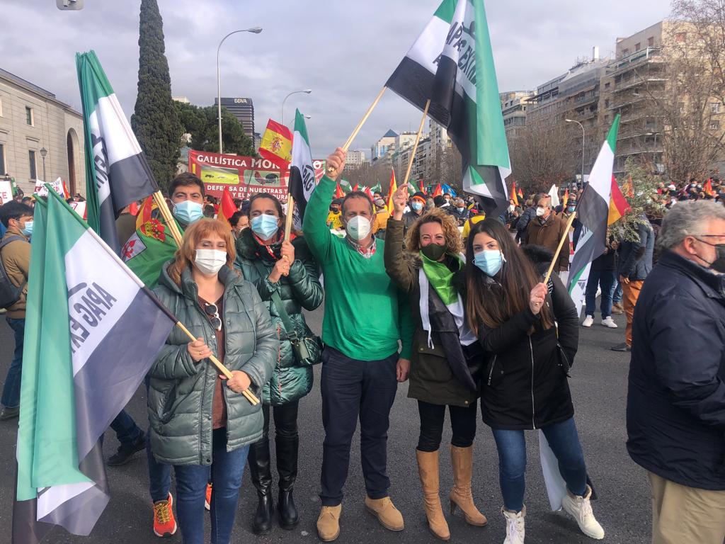 Extremeños manifestándose en favor del mundo rural