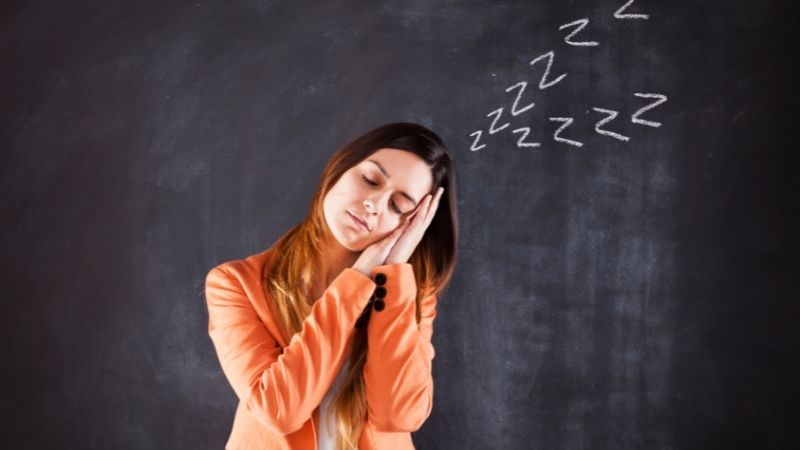mujer intentando conciliar el sueño