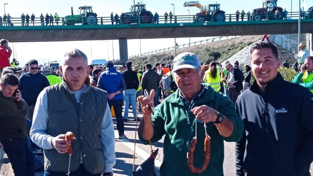 Agricultores en la autovía