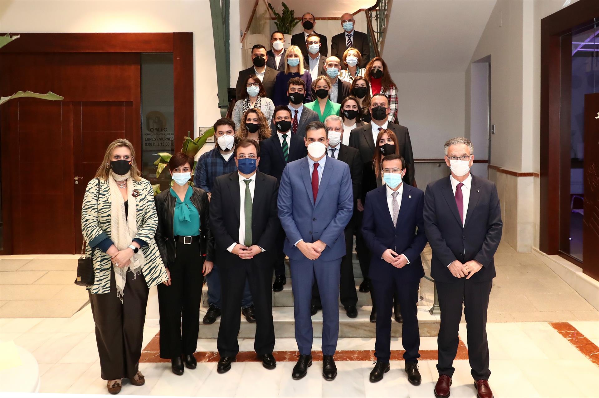 El presidente del Gobierno, Pedro Sánchez (3d), el presidente de la Junta de Extremadura, Guillermo Fernández Vara (3i), la ministra de Política Territorial y portavoz del Gobierno, Isabel Rodríguez (2i), el alcalde de Don Benito, José Luis Quintana (d) y de Villanueva de la Serena, Miguel Ángel Gallardo, acompañados por la corporación municipal de Don Benito, durante la visita del presidente a las localidades extremeñas. 