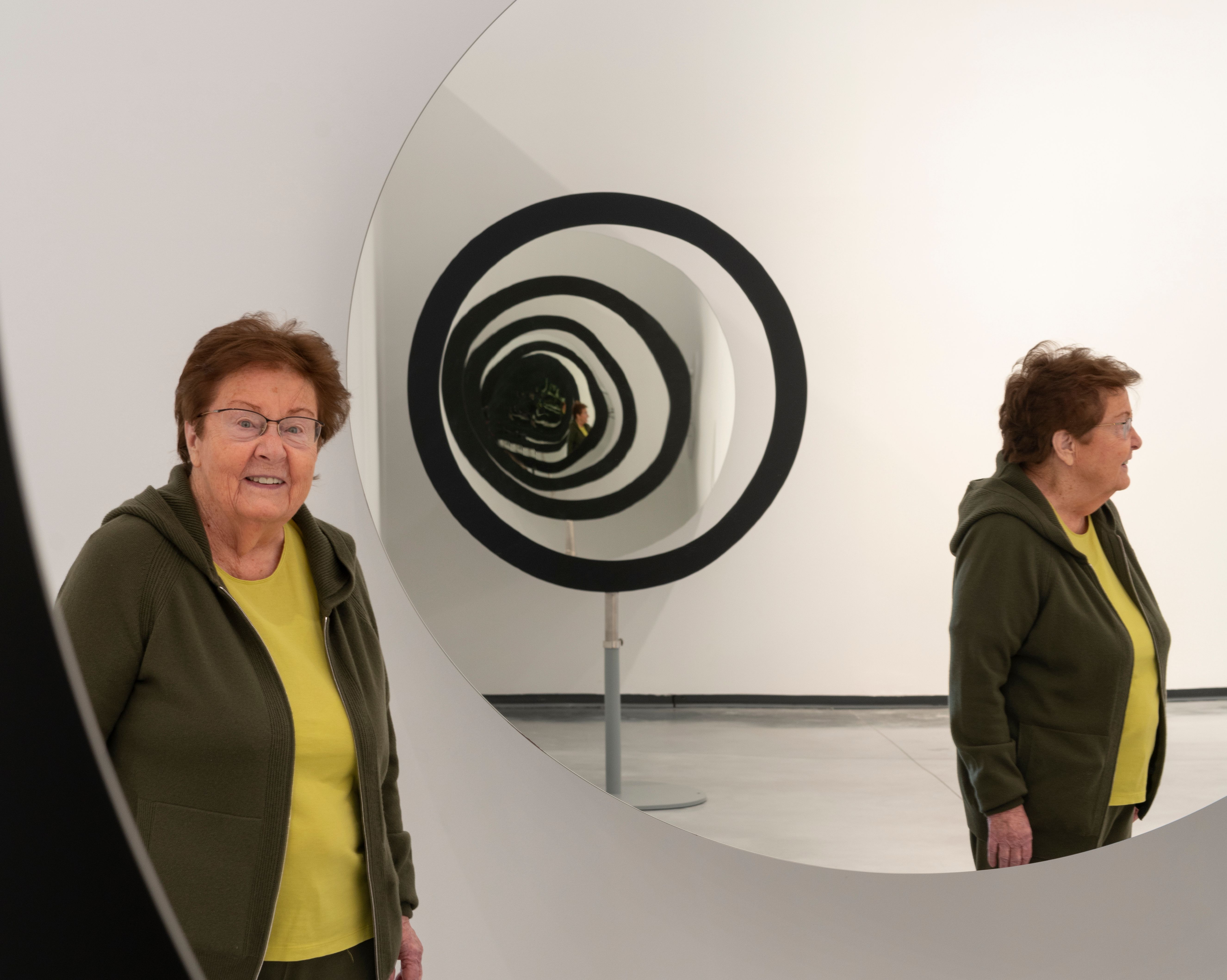 Helga de Alvear junto a una obra de Olafur Eliasson