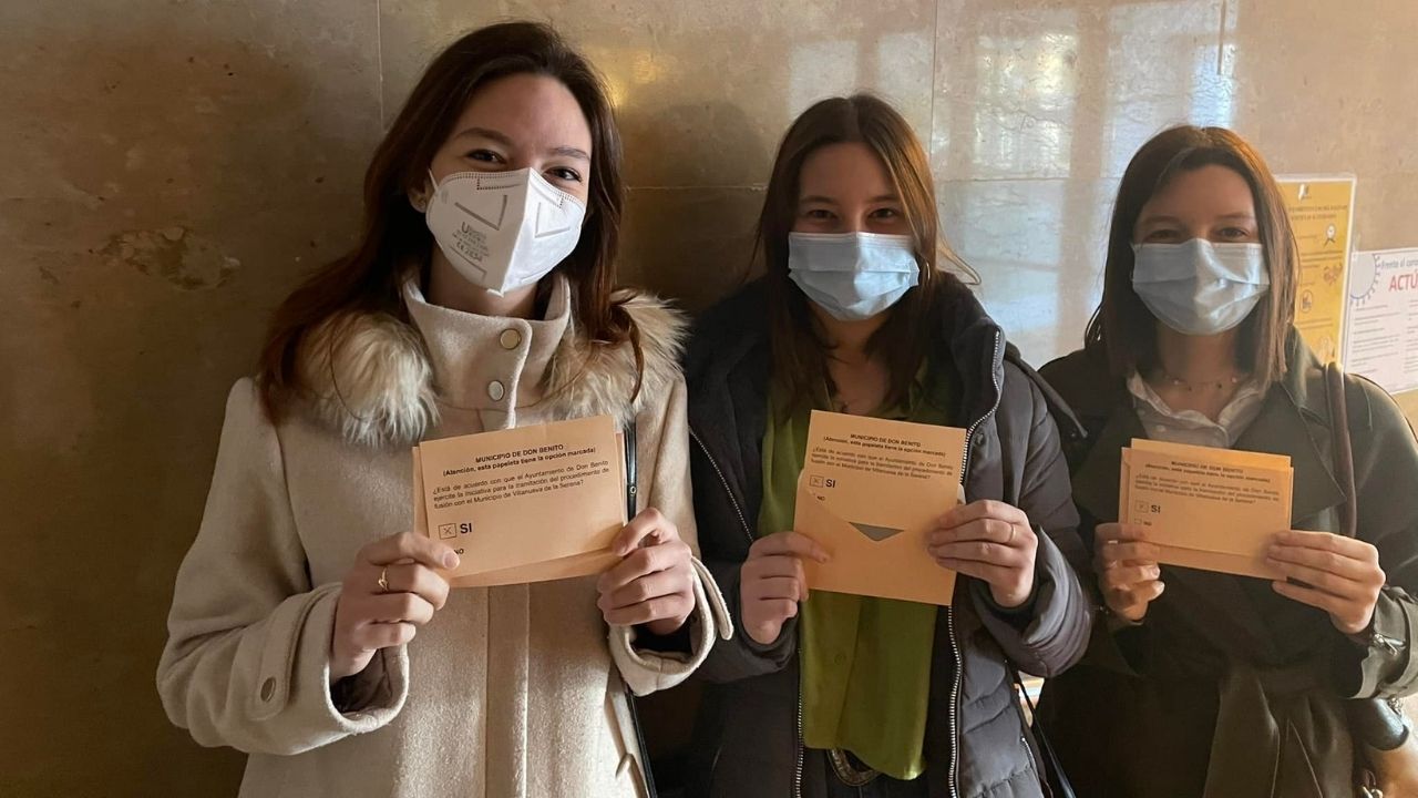 Jovenes votando Si