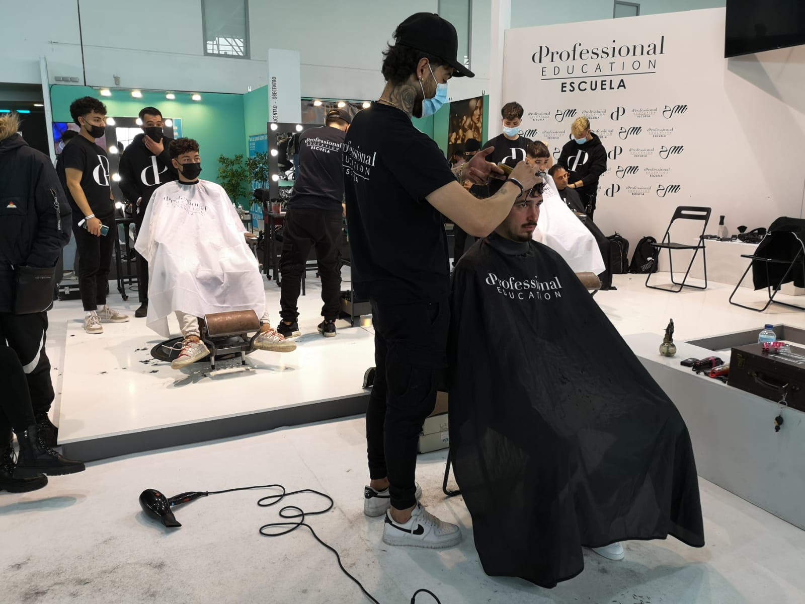 Corte de pelo en la Feria de la Belleza de Badajoz