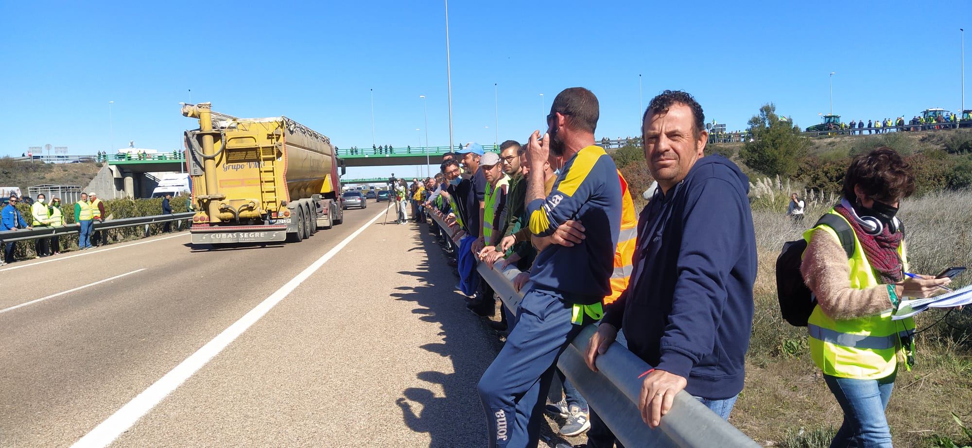 Agricultores permitiendo el paso momentáneo de vehículos en la autovía