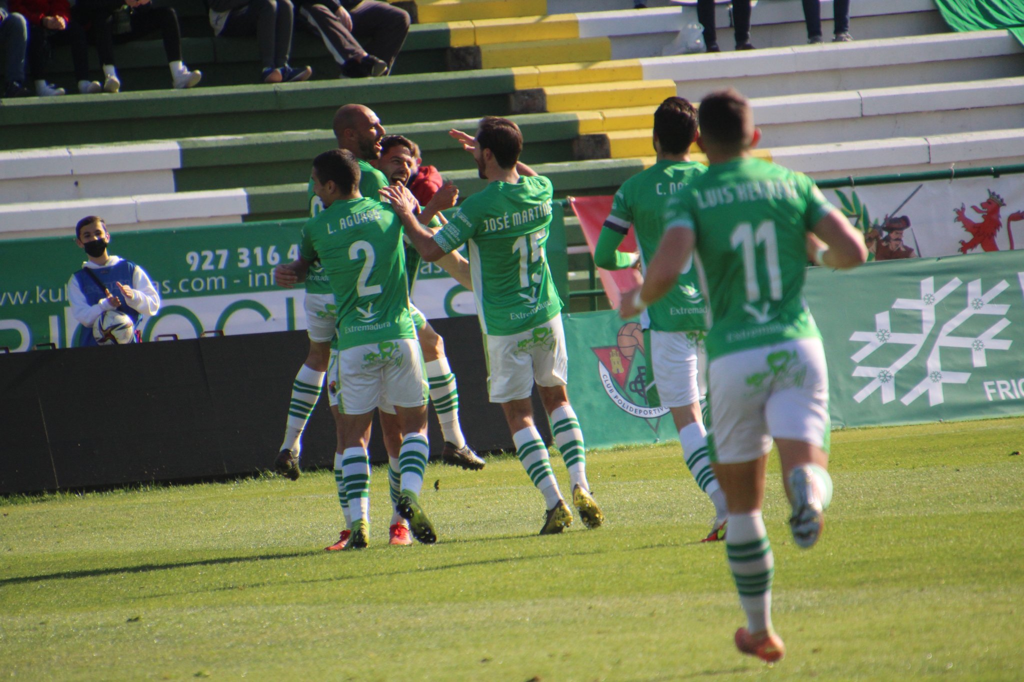 Los futbolistas del Cacereño celebran su tanto ante el Cádiz B.