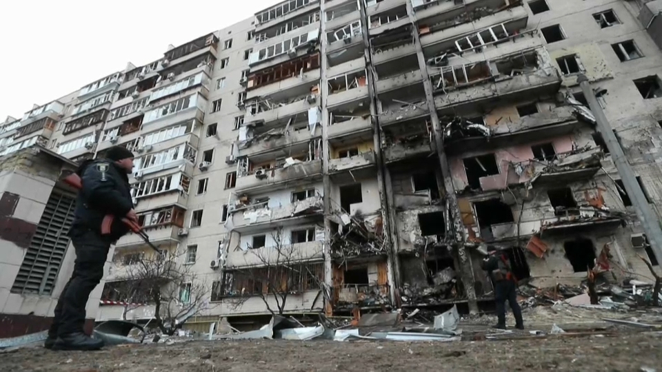 Edificio de viviendas afectado por las bombas en Kyiv.