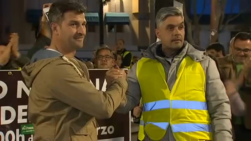 Juan Francisco Rodríguez Chamorro, de ASEPREX, y Germán Martínez, de la Plataforma  Plataforma Nacional en Defensa del Transporte de Mercancías por Carretera en Extremadura, simbolizando su unión en las reivindicaciones