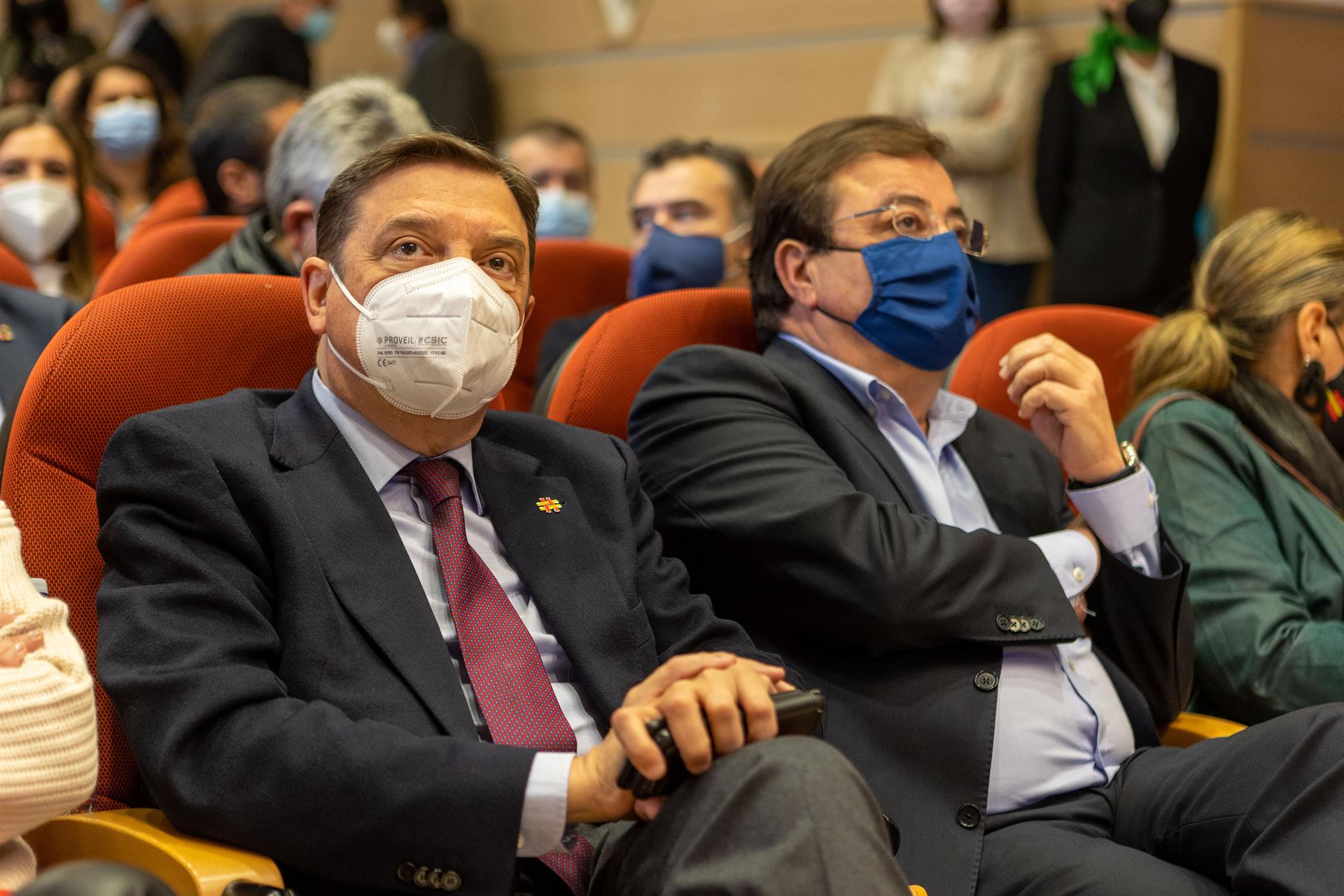 El ministro de Agricultura, Pesca y Alimentación, Luís Planas, y el presidente de la Junta de Extremadura, Guillermo Fernández Vara participan hoy del Cáceres, en la inauguración del foro participativo del sector primario sobre el proyecto de Ley de Prevención de Pérdidas y Desperdicio Alimentario. EFE Jero Morales