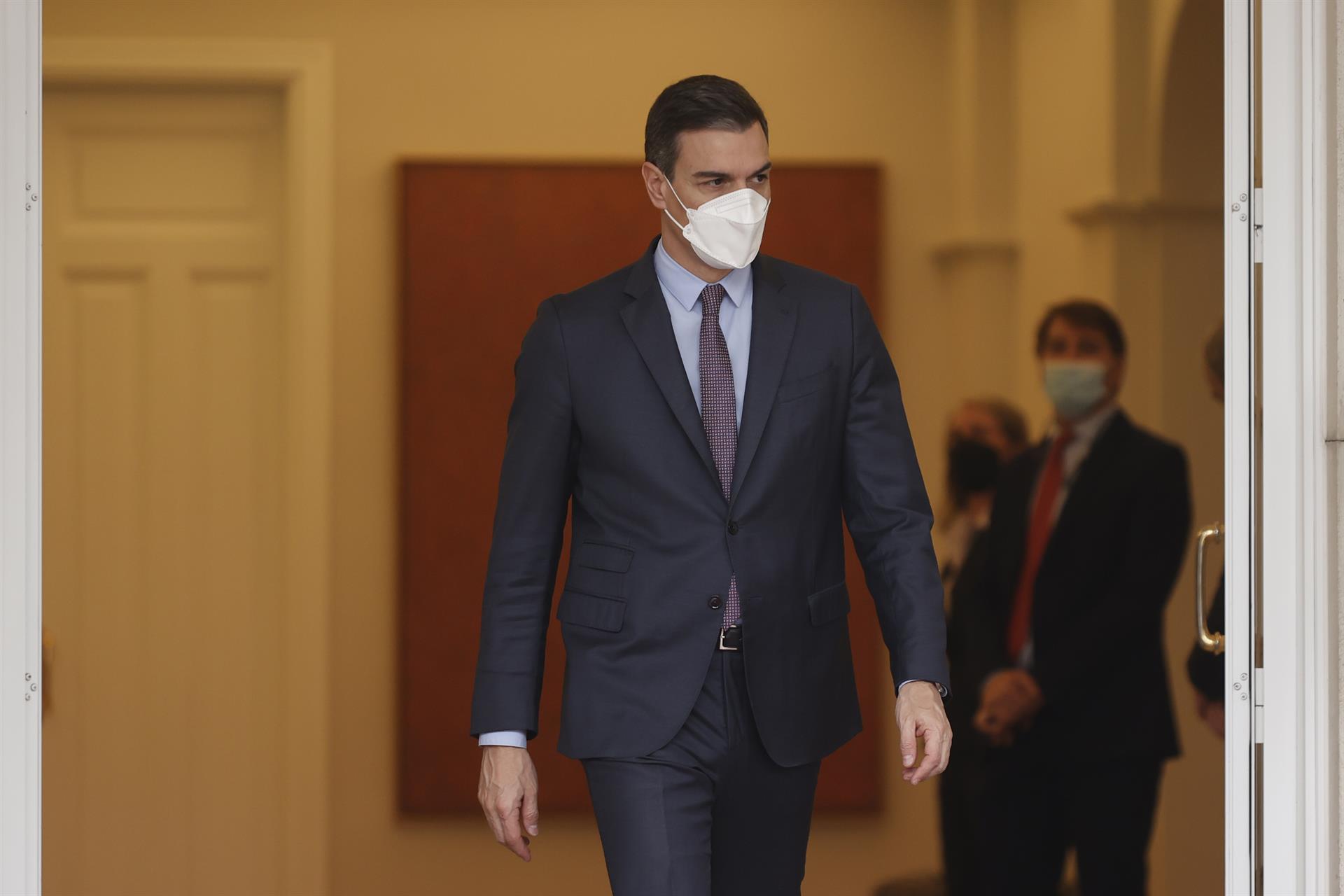 El presidente del Gobierno, Pedro Sánchez sale a recibir al primer ministro de la República de Croacia, Andrej Plenković (no en la imagen) en el Palacio de la Moncloa este miércoles. 