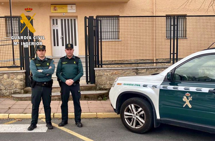 Agentes de Guardia Civil de Hervás que salvan la vida de un menor de 21 meses