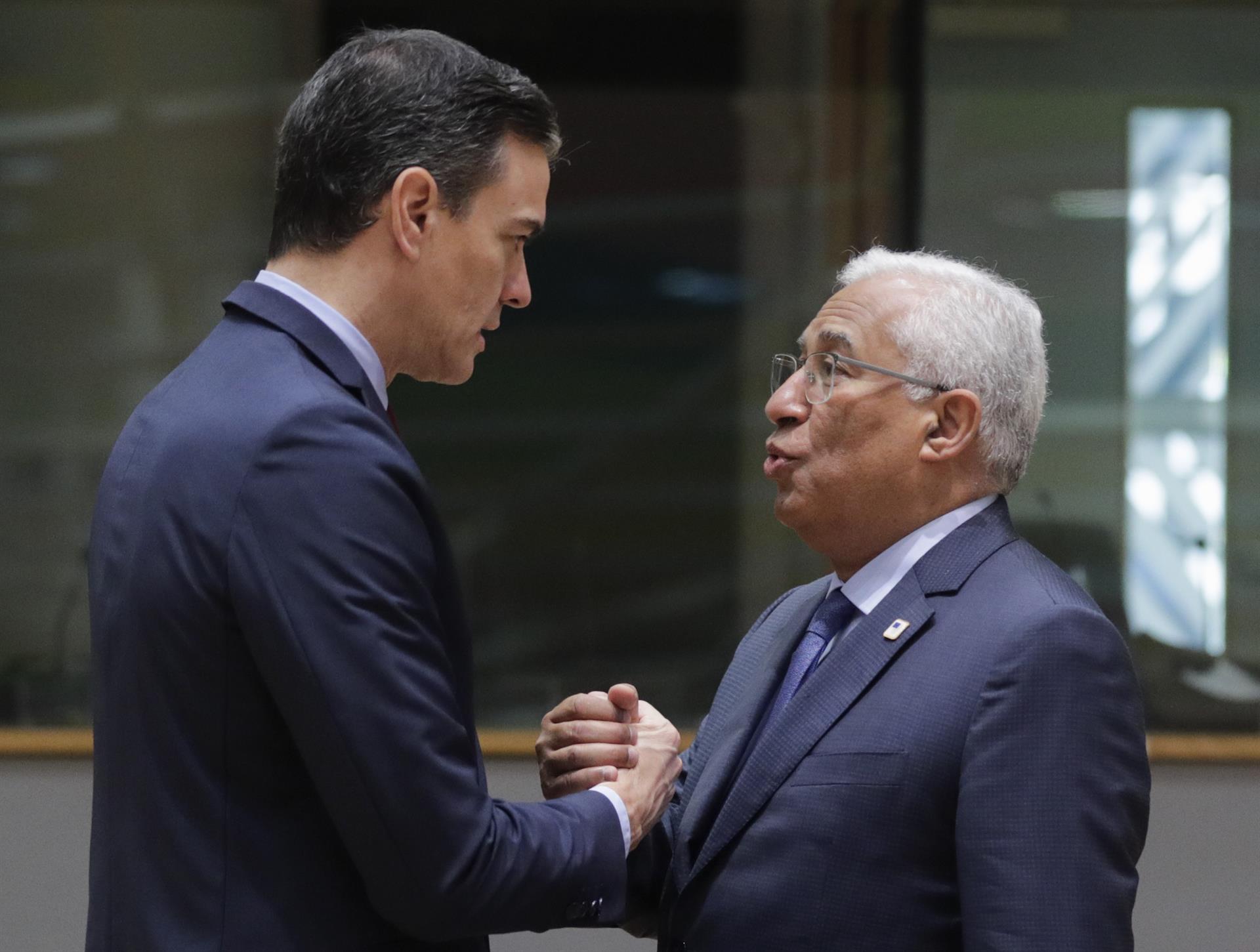 El presidente del Gobierno de España, Pedro Sánchez, junto al primer ministro de Portugal, Antonio Costa