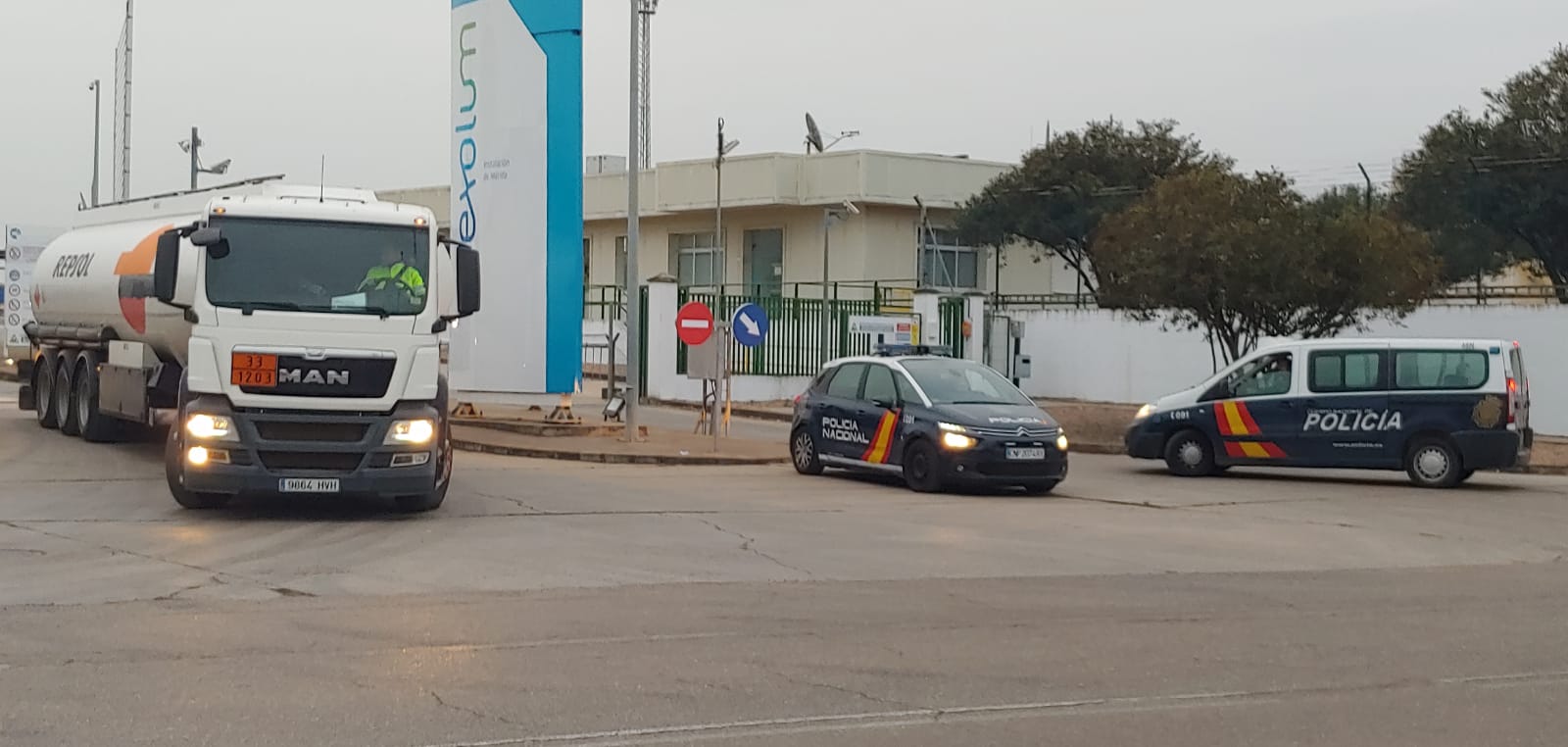 Camiones cisternas cargadas de combustible y escoltadas por la Policía Nacional
