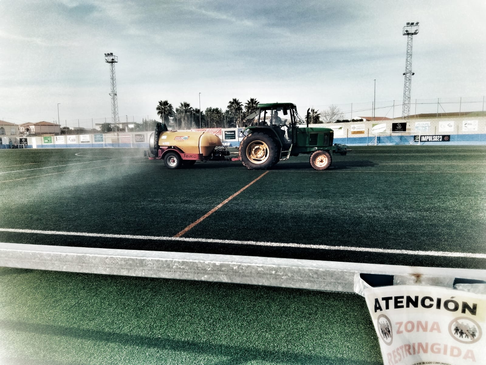 Tractos regando en el Pedro Manuel Barrero Macías.