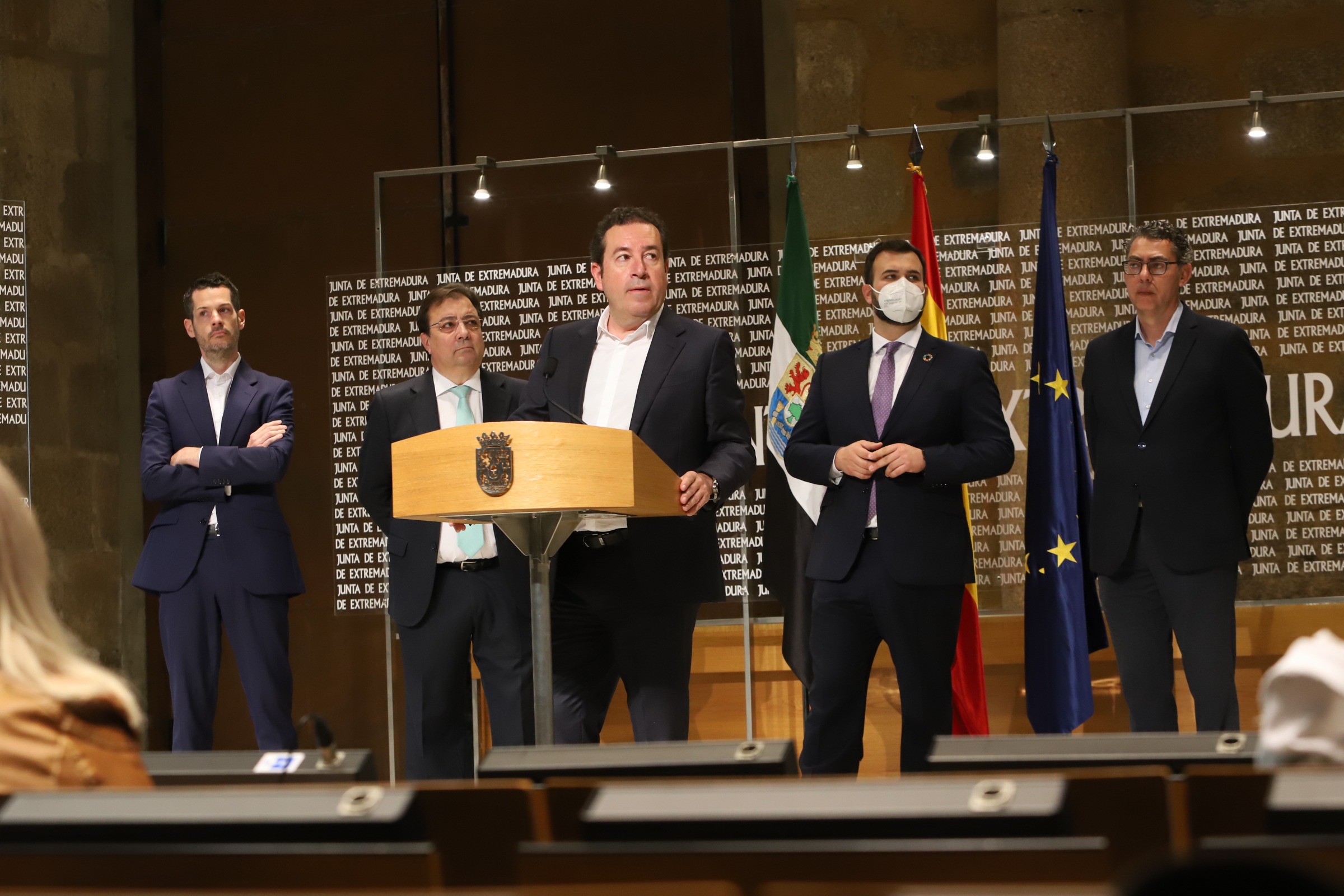 Los promotores del proyecto, junto a Guillermo Fernández Vara y Luis Salaya