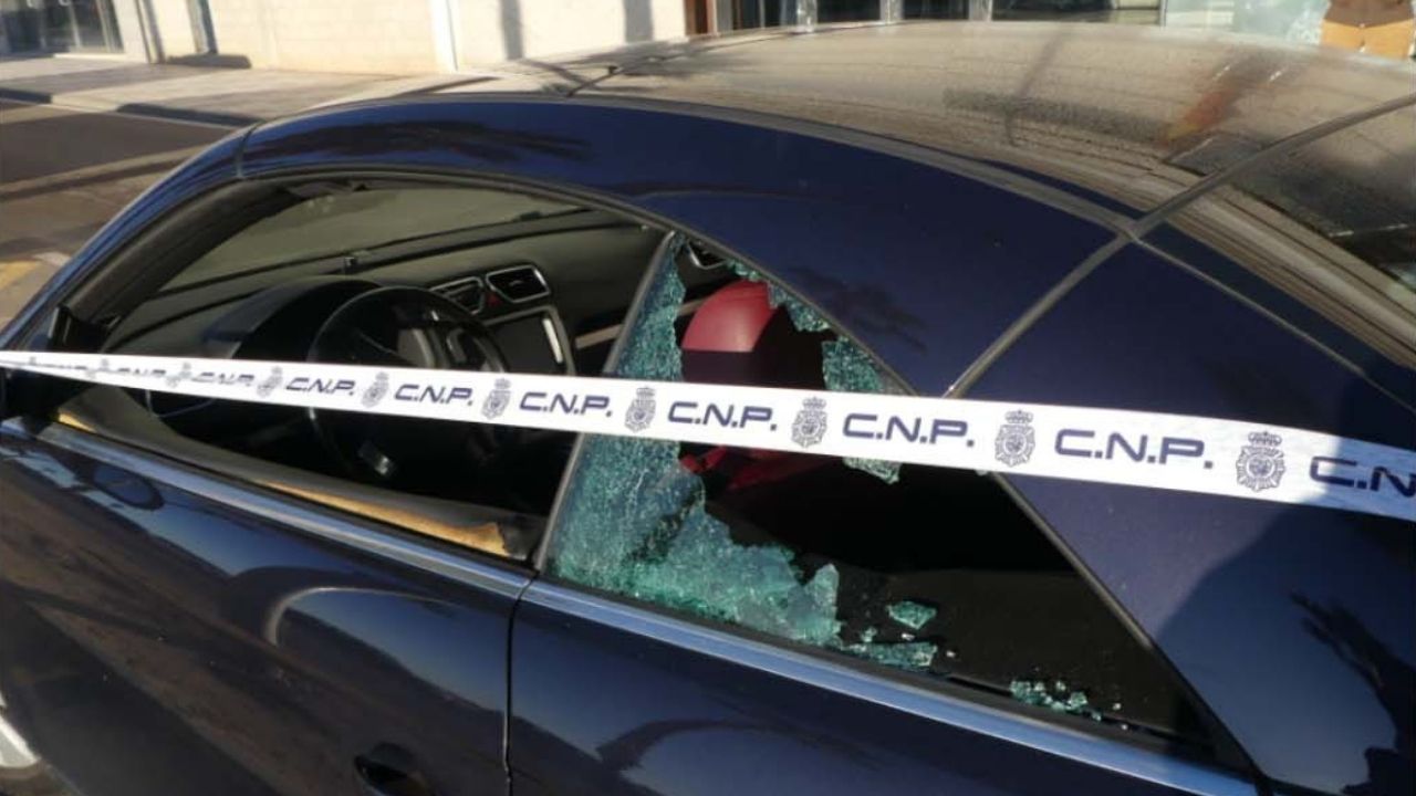 Vehículo afectado por los disparos