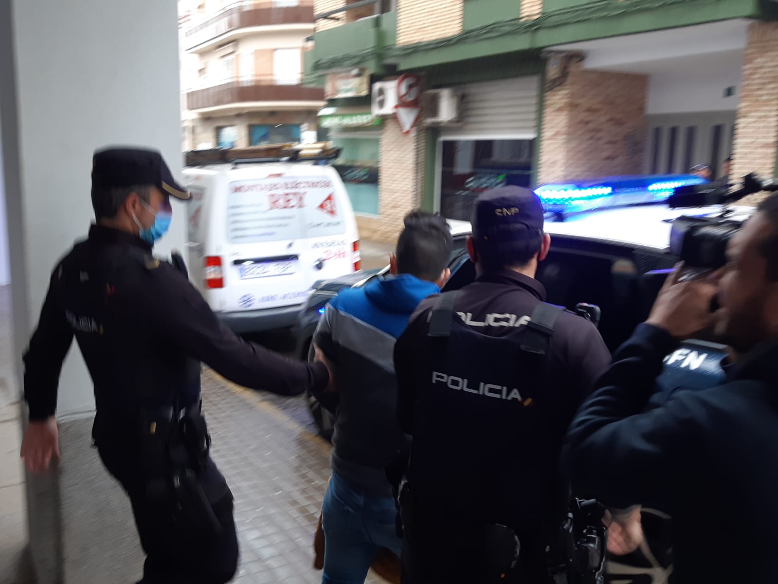 El detenido, saliendo esposado de los juzgados