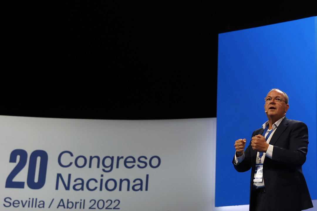El presidente del PP en Extremadura, José Antonio Monago durante el XX Congreso Nacional del partido en Sevilla que comienza este viernes y que elegirá por aclamación a su nuevo presidente: Alberto Núñez Feijóo. EFE/ Julio Muñoz