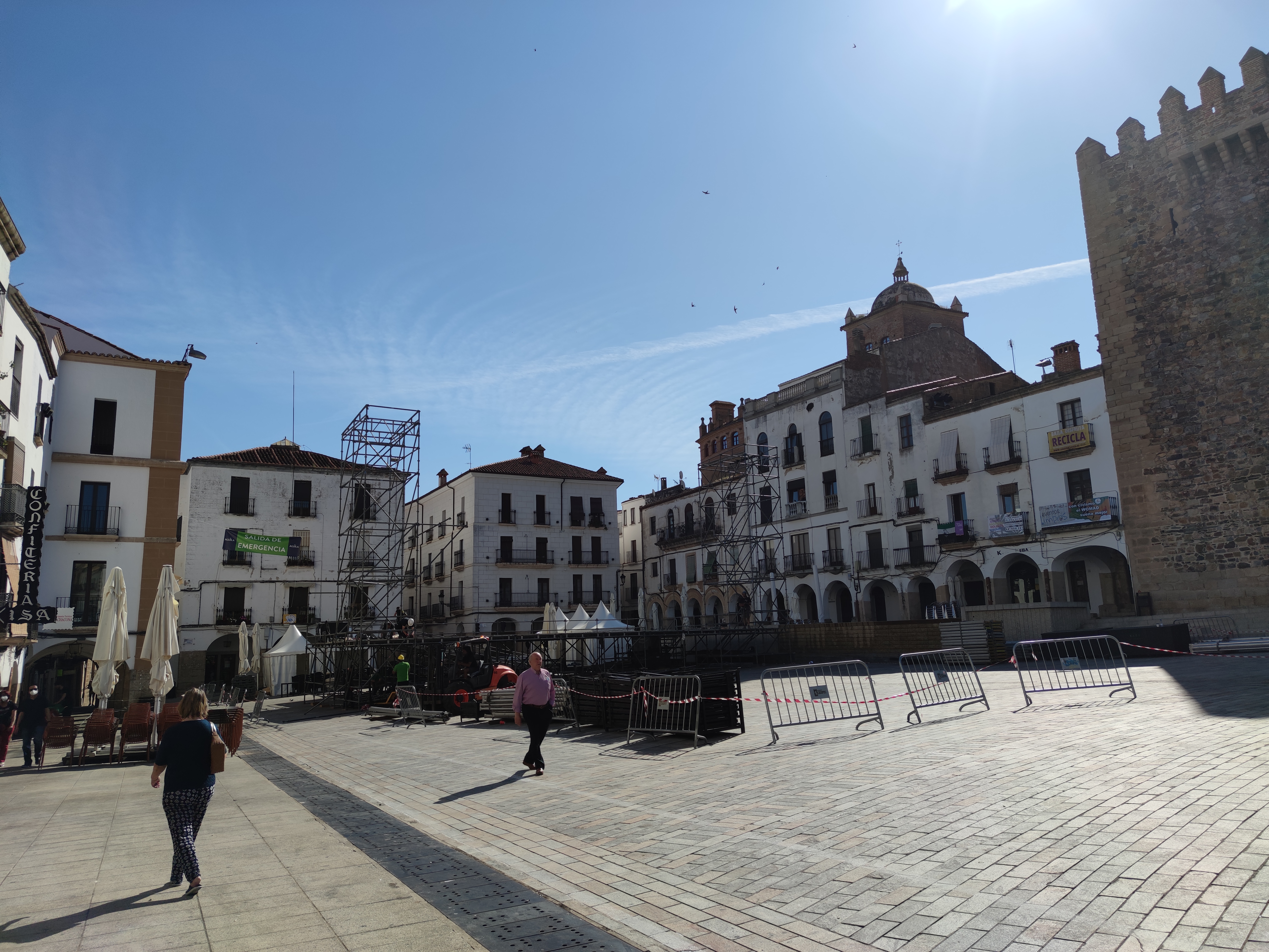 Imagen de la Plaza Mayor en la que se desmontaba esta mañana el escenario del Festival Womad