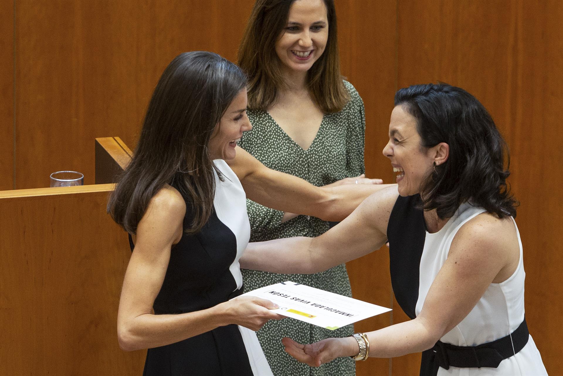 La reina Letizia hace entrega de una mención en la categoría de investigación a Inmaculada Vivas Tesón (d), catedrática de la Universidad de Sevilla que ha coincidido con el mismo modelo de vestido que la reina, diseño de una conocida firma española, durante la XXX reunión del Consejo del Real Patronato sobre Discapacidad y la entrega de los Premios Reina Letizia 2021 este miércoles en Mérida.