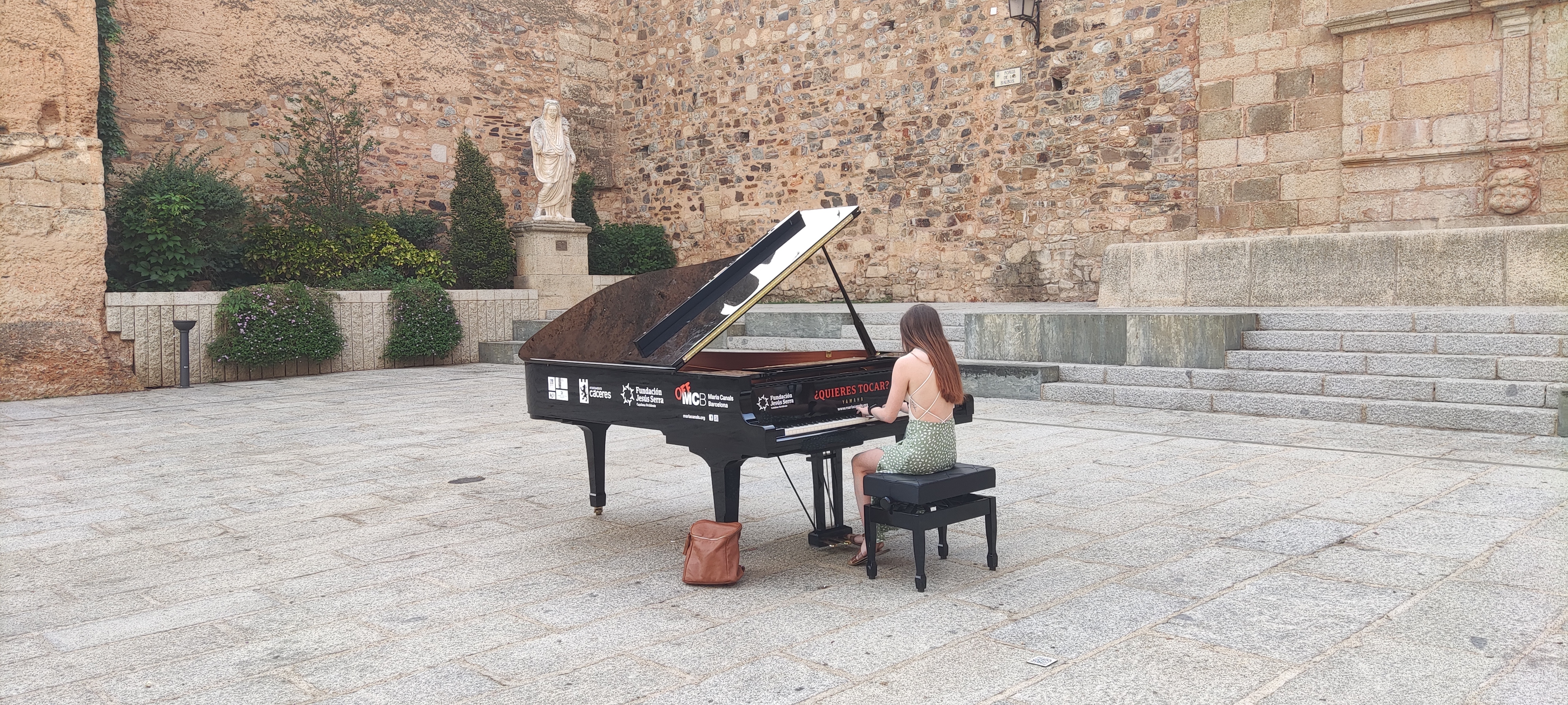 Joven pianista tocando al aire libre