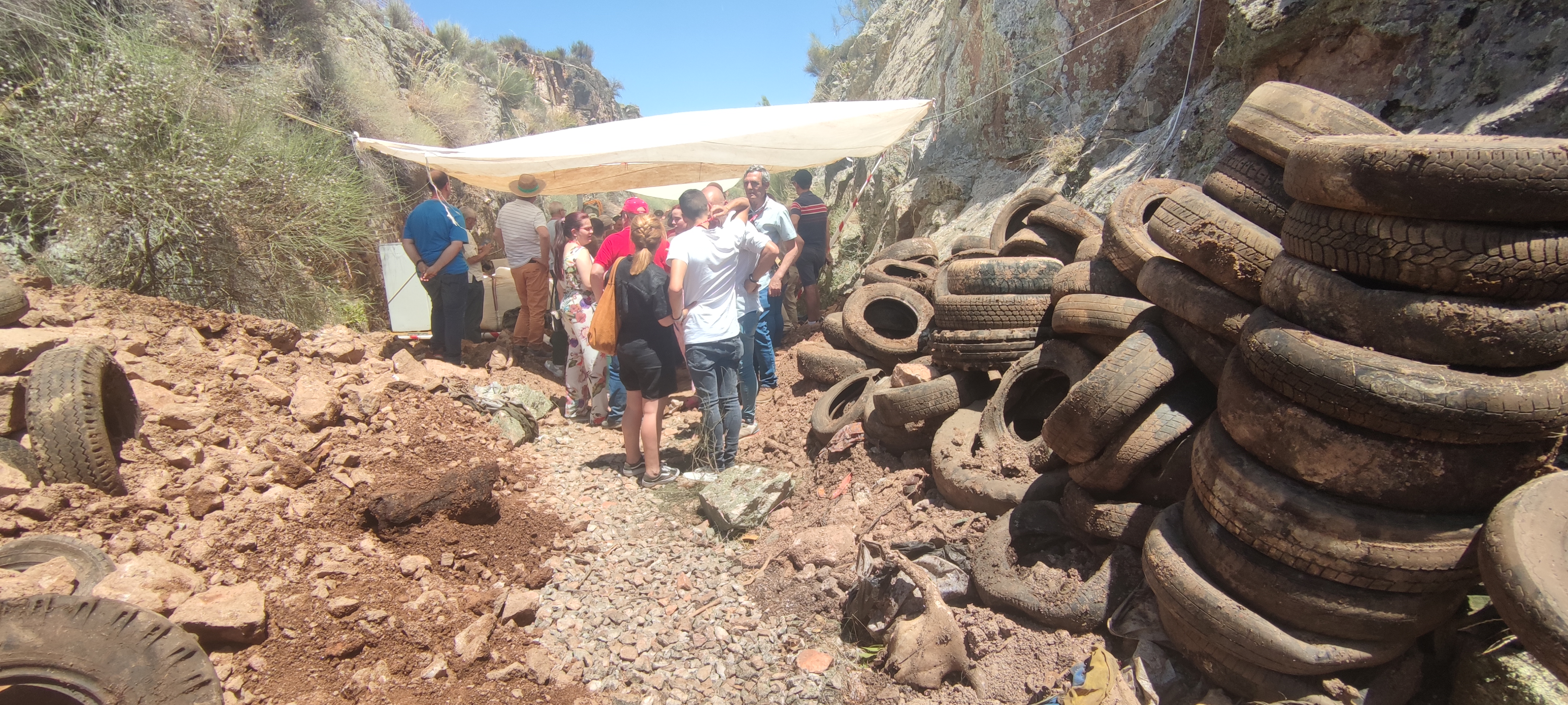 Trabajos de excavación en una de las minas bajo la presencia de familiares de los represaliados