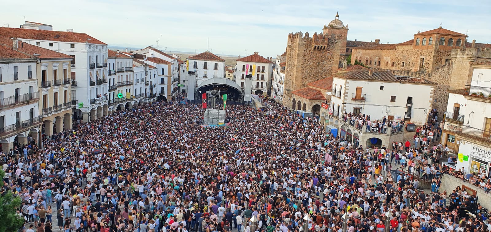 La Plaza Mayor de Cáceres, prácticamente llena a última hora de la tarde