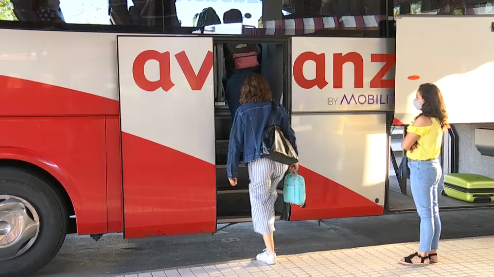 Extremeños subiéndose al autobús para viajar a Madrid