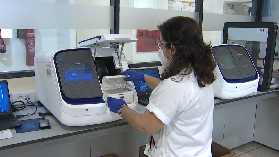 Secuenciación genética en un laboratorio del SES