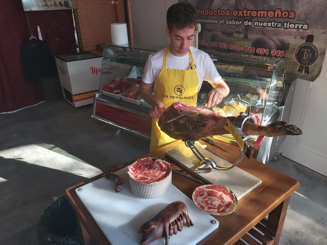 Cortador de jamón en el Salón del Jamón Ibérico de Jerez de los Caballeros