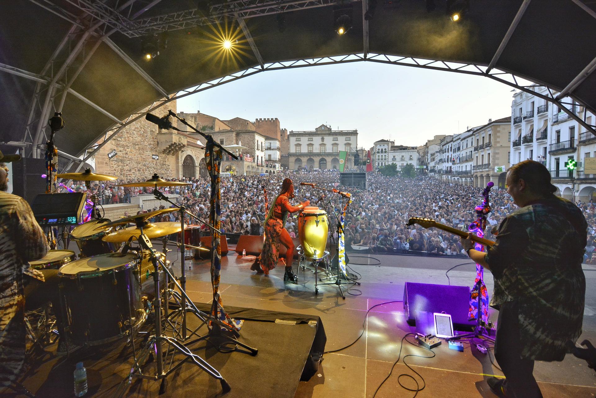 Dobet Gnahoré ayer en su concierto en la Plaza Mayor en WOMAD Cáceres 2022