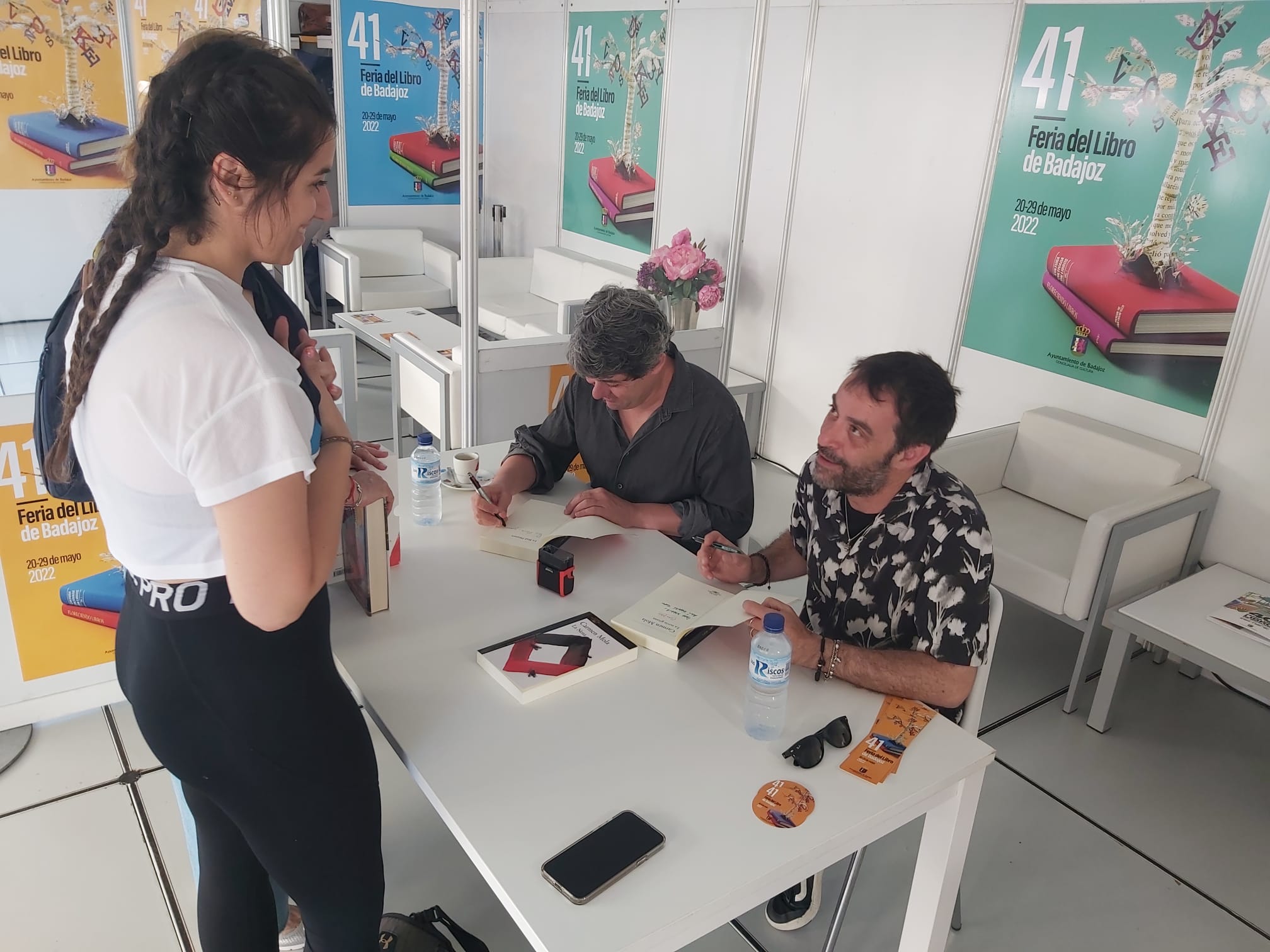 Antonio Mercero y Agustín Martínez, firmando los libros de Carmen Mola en Badajoz