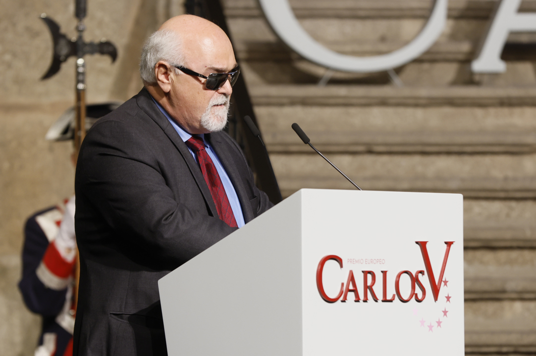 El presidente del Foro Europeo de la Discapacidad, Yannis Vardakastanis interviene durante la entrega del premio Carlos V en un acto celebrado en Cuacos de Yuste (Cáceres) este miércoles