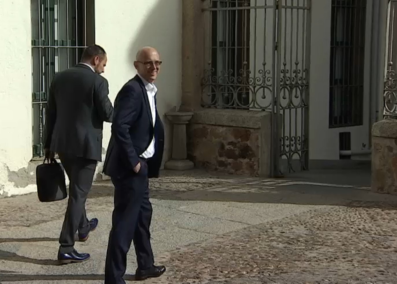 Los promotores de la mina de litio a su llegada al Ayuntamiento de Cáceres